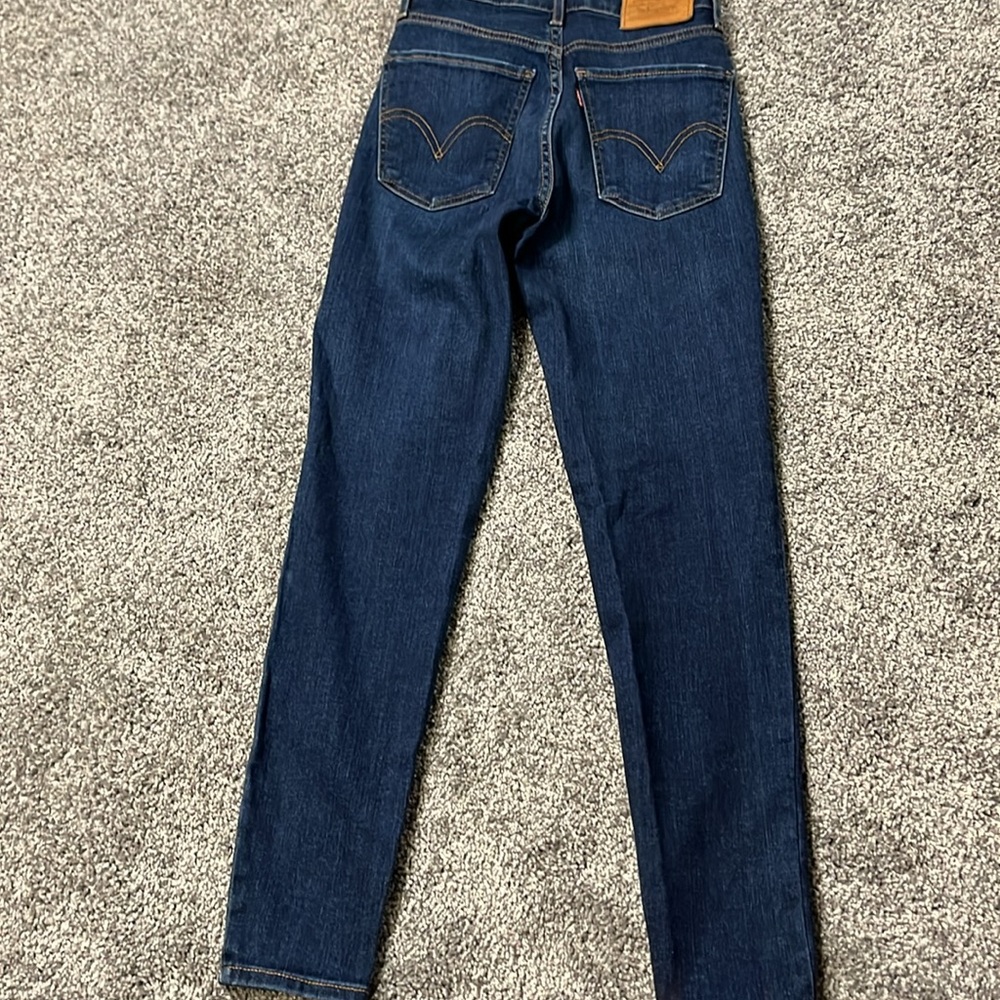 High rise super skinny ankle Levi’s Jeans. Dark wash size 25 inseam is 26